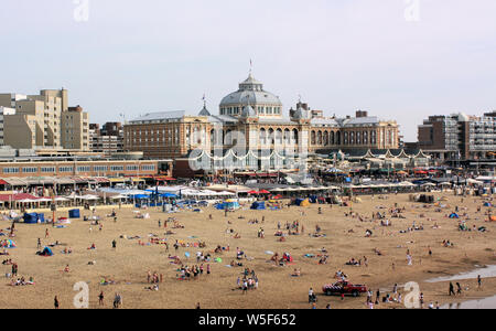 Boulevard de la plage, près de l'embarcadère et Kurhaus de Scheveningen, à La Haye, avec de nombreux pavillons de plage est un excellent endroit où aller si vous aimez le soleil. Banque D'Images