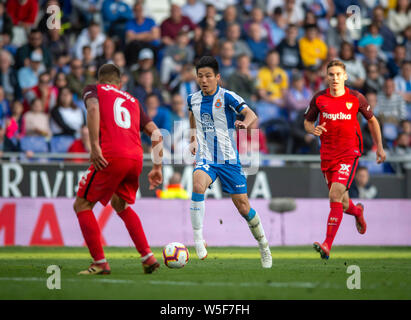Wu Lei de RCD Espanyol, centre, dribbles contre FC Séville durant leur 28e match de la saison 2018-2019 de la Liga à RCDE Stadium à Barcelone Banque D'Images