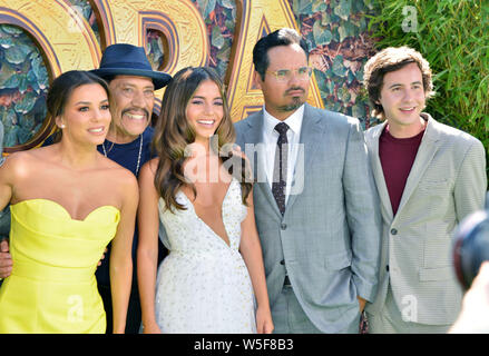 Los Angeles, USA. 28 juillet, 2019. Eugenio Derbez, Eva Longoria, Danny Trejo, Isabela Moner, Michael Pen ?a, et Nicholas Coombe 081 assiste à la première mondiale de la Paramount Pictures' 'Dora et la ville perdue d'or" du Regal Cinemas L.A. Vivre le 28 juillet 2019 à Los Angeles, Californie. Credit : Tsuni/USA/Alamy Live News Banque D'Images