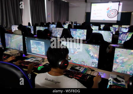 --FILE--étudiants de l'Université du film et de la télévision du Sichuan prendre un cours à option d'e-sports, jeux à une salle de classe dans la ville de Chengdu, dans le sud-ouest de Menton Banque D'Images