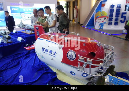 --FILE, des gens regardent une maquette du submersible habité Shenhai Yongshi (Deep Sea Warrior) sur le stand de China Shipbuilding Industry Corporation (CSIC) du Banque D'Images