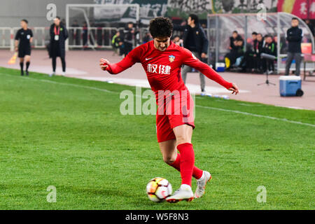 --FILE, joueur de football brésilien, Alexandre Rodrigues da Silva, connu sous le nom de Pato, de Tianjin Quanjian Sinobo dribbles contre Pékin Guoan dans leur 28e Banque D'Images