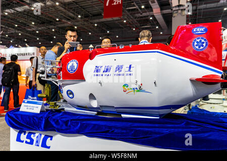 --FILE, des gens regardent une maquette du submersible habité Shenhai Yongshi (Deep Sea Warrior) sur le stand de China Shipbuilding Industry Corporation (CSIC) du Banque D'Images