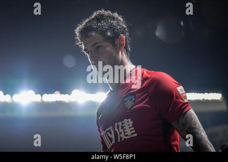 --FILE, joueur de football brésilien, Alexandre Rodrigues da Silva, connu sous le nom de Pato, réagit bien que concurrentes contre Guangzhou R&F dans leur 27e match Banque D'Images