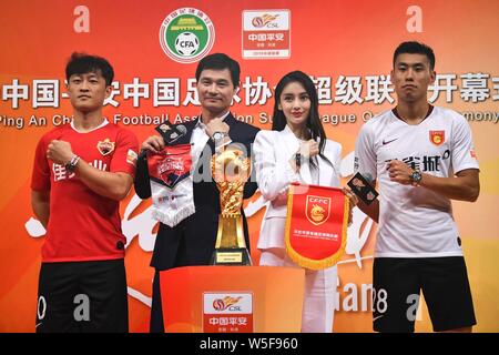 L'actrice de Hong Kong Angelababy, deuxième à droite, assiste à la cérémonie d'ouverture du 2019 CSL (Chinese Football Association Super League), dans la ville de Shenzhen Banque D'Images