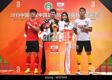 L'actrice de Hong Kong Angelababy, deuxième à droite, assiste à la cérémonie d'ouverture du 2019 CSL (Chinese Football Association Super League), dans la ville de Shenzhen Banque D'Images