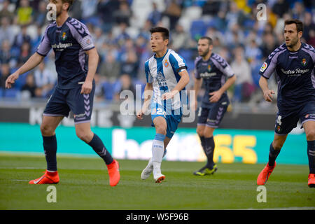 Wu Lei de RCD Espanyol, deuxième à gauche, défis Borja Fernandez, gauche, et Kiko Olivas, droit, de Real Valladolid lors de la 26e match de la Li Banque D'Images