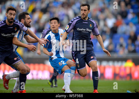 Wu Lei de RCD Espanyol, deuxième à droite, défis Kiko Olivas de Real Valladolid lors de la 26e match de la Liga à RCDE Stadium de Barcelone, S Banque D'Images