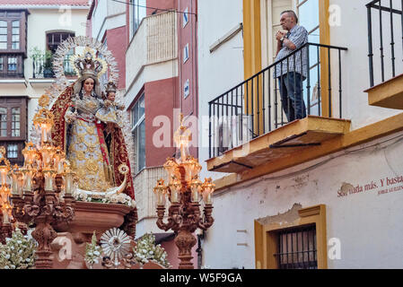 La Vierge de la Procession des recours, la statue passe dans les allées en vertu de l'adoration des fidèles sur leur balcon à Malaga, Andalousie Banque D'Images