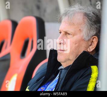 Directeur technique Arthur Antunes Coimbra, mieux connu sous le nom de Zico, Kashima Antlers du Japon C.F. réagit comme il regarde ses joueurs prenant part à un tra Banque D'Images