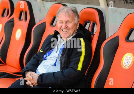 Directeur technique Arthur Antunes Coimbra, mieux connu sous le nom de Zico, Kashima Antlers du Japon C.F. réagit comme il regarde ses joueurs prenant part à un tra Banque D'Images