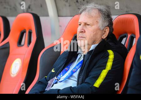 Directeur technique Arthur Antunes Coimbra, mieux connu sous le nom de Zico, Kashima Antlers du Japon C.F. réagit comme il regarde ses joueurs prenant part à un tra Banque D'Images