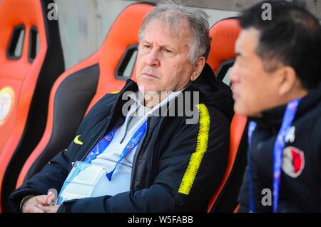 Directeur technique Arthur Antunes Coimbra, mieux connu sous le nom de Zico, Kashima Antlers du Japon C.F. réagit comme il regarde ses joueurs prenant part à un tra Banque D'Images