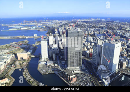 Vue aérienne sur la ville de Yokohama et la baie de Tokyo, la préfecture de Kanagawa, Japon Banque D'Images