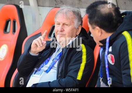 Directeur technique Arthur Antunes Coimbra, mieux connu sous le nom de Zico, Kashima Antlers du Japon C.F. réagit comme il regarde ses joueurs prenant part à un tra Banque D'Images