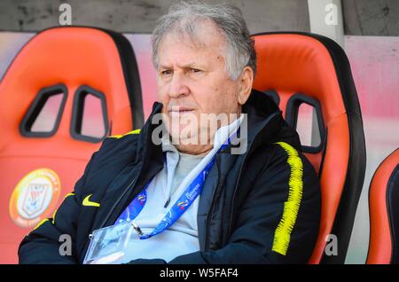 Directeur technique Arthur Antunes Coimbra, mieux connu sous le nom de Zico, Kashima Antlers du Japon C.F. réagit comme il regarde ses joueurs prenant part à un tra Banque D'Images