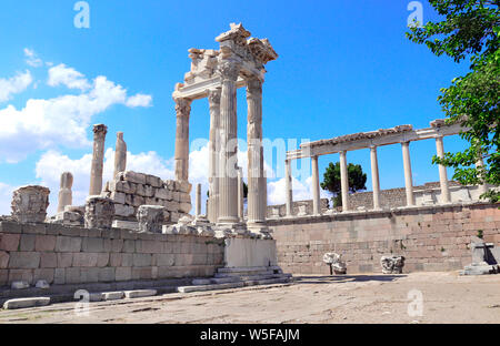 Ruines et colonnes du Temple de Trajan à l'acropole de Pergame, la Turquie. Site du patrimoine mondial de l'UNESCO Banque D'Images