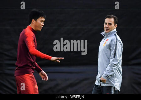 Nouvel entraîneur-chef Fabio Cannavaro de Chinese national men's football team prend part à une session de formation pour le match d'ouverture contre la Thaïlande nationa Banque D'Images