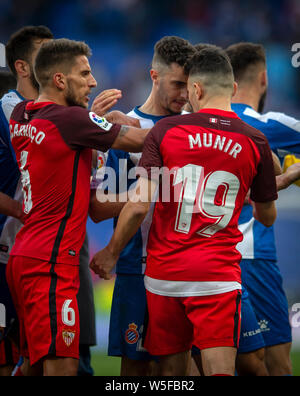 Munir El Haddadi du FC Séville, avant droit, les conflits avec Mario Hermoso de RCD Espanyol durant leur 28e match de la Liga 2018-2019 seaso Banque D'Images