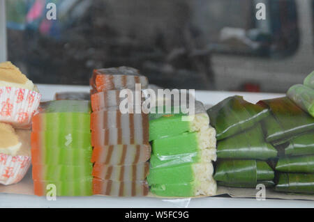 Des collations indonésiennes traditionnelles vendus dans de petits étals de rue dans toute la ville de Medan dans le Nord de Sumatra, Indonésie Banque D'Images