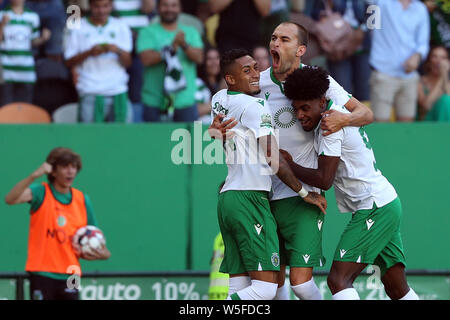 Lisbonne. 28 juillet, 2019. Bas Dost de Sporting CP (C) célèbre avec ses coéquipiers après avoir marqué durant les cinq violons Trophy 2019 dernier match de football contre Valence au stade Alvalade à Lisbonne, Portugal, le 28 juillet 2019. Crédit : Pedro Fiuza/Xinhua/Alamy Live News Banque D'Images