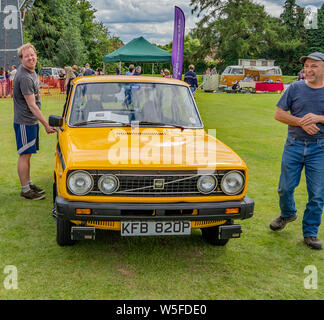 Vue avant d'une Volvo classique jaune 66GL sur l'affichage à l'Assemblée classic car show à Wroxham, Norfolk, UK Banque D'Images