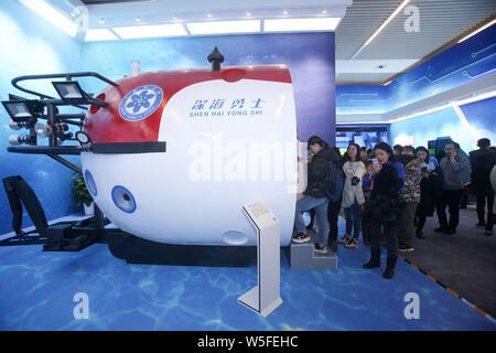 --FILE, des gens regardent une maquette du submersible habité Shenhai Yongshi (Deep Sea Warrior) lors d'une expo à Beijing, Chine, 18 novembre 2018. Chin Banque D'Images
