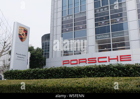 --FILE--Vue d'un concessionnaire Porsche à Shanghai, Chine, 15 janvier 2019. Voiture de sport de luxe allemande bouilloire Porsche a vu ses ventes en Chine, ses b Banque D'Images