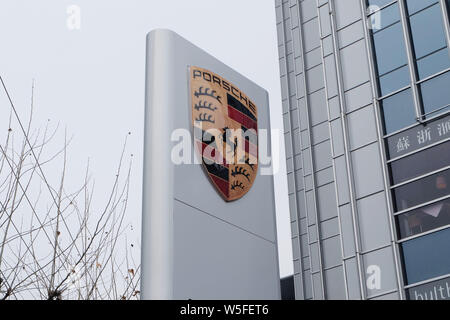 --FILE--Vue d'un concessionnaire Porsche à Shanghai, Chine, 15 janvier 2019. Voiture de sport de luxe allemande bouilloire Porsche a vu ses ventes en Chine, ses b Banque D'Images