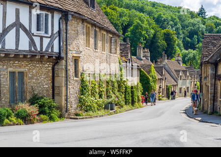 La rue, Castle Combe, dans le Wiltshire avec les visiteurs à explorer Banque D'Images