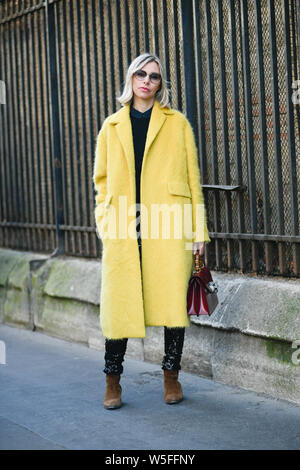 Un piéton pose pour une street style le lors de la Paris Fashion Week Automne/Hiver 2019 à Paris, France, 27 février 2019. Banque D'Images