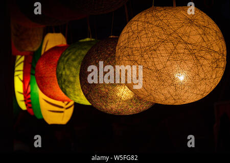 Lampes tressées traditionnelles vendues comme souvenirs touristiques populaires dans le célèbre marché de nuit de Luang Prabang, Laos Banque D'Images