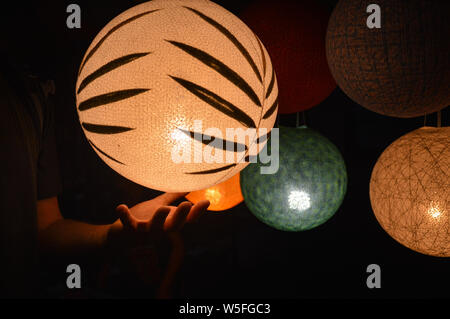 Lampes tressées traditionnelles vendues comme souvenirs touristiques populaires dans le célèbre marché de nuit de Luang Prabang, Laos Banque D'Images