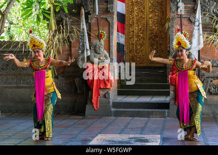 La femme balinaise exécuter une danse-théâtre a eu des histoires de l'épisodes de Barongan epic. Barongan est une créature semblable au lion dans la mythologie. Banque D'Images