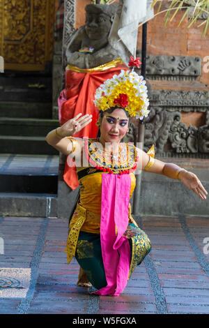 La femme balinaise exécuter une danse-théâtre a eu des histoires de l'épisodes de Barongan epic. Barongan est une créature semblable au lion dans la mythologie. Banque D'Images