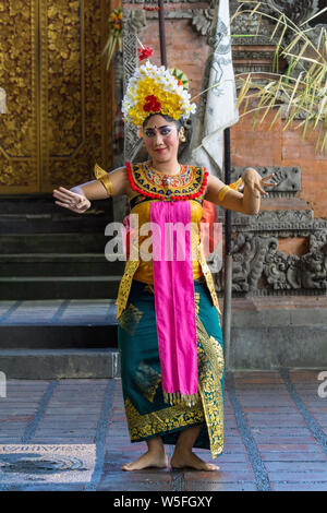 La femme balinaise exécuter une danse-théâtre a eu des histoires de l'épisodes de Barongan epic. Barongan est une créature semblable au lion dans la mythologie. Banque D'Images