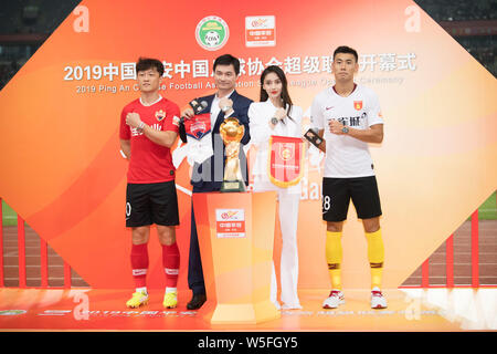 L'actrice de Hong Kong Angelababy, deuxième à droite, assiste à la cérémonie d'ouverture du 2019 CSL (Chinese Football Association Super League), dans la ville de Shenzhen Banque D'Images