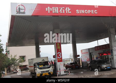 --FILE--Vue d'une station d'essence de Sinopec (China Petroleum & Chemical Corporation) à Chongqing, Chine, le 2 mars 2019. Pétrole brut aux États-Unis ont représenté 1,12 p Banque D'Images