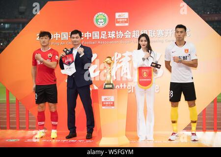 L'actrice de Hong Kong Angelababy, deuxième à droite, assiste à la cérémonie d'ouverture du 2019 CSL (Chinese Football Association Super League), dans la ville de Shenzhen Banque D'Images