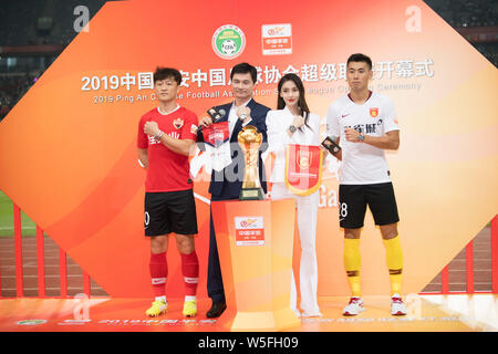 L'actrice de Hong Kong Angelababy, deuxième à droite, assiste à la cérémonie d'ouverture du 2019 CSL (Chinese Football Association Super League), dans la ville de Shenzhen Banque D'Images