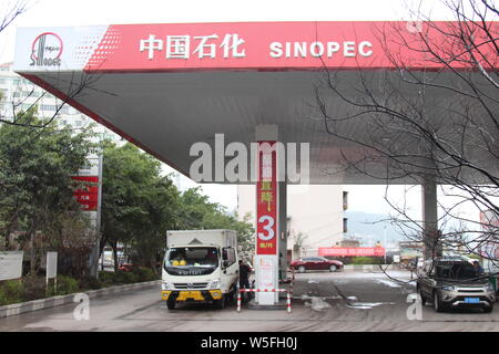 --FILE--Vue d'une station d'essence de Sinopec (China Petroleum & Chemical Corporation) à Chongqing, Chine, le 2 mars 2019. Pétrole brut aux États-Unis ont représenté 1,12 p Banque D'Images