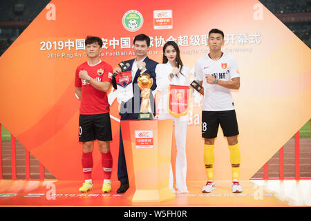 L'actrice de Hong Kong Angelababy, deuxième à droite, assiste à la cérémonie d'ouverture du 2019 CSL (Chinese Football Association Super League), dans la ville de Shenzhen Banque D'Images