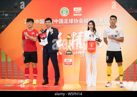 L'actrice de Hong Kong Angelababy, deuxième à droite, assiste à la cérémonie d'ouverture du 2019 CSL (Chinese Football Association Super League), dans la ville de Shenzhen Banque D'Images