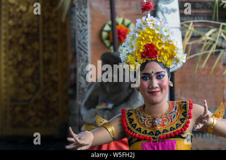 La femme balinaise exécuter une danse-théâtre a eu des histoires de l'épisodes de Barongan epic. Barongan est une créature semblable au lion dans la mythologie. Banque D'Images