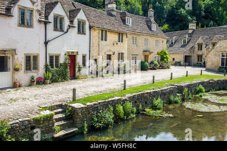 Castle Combe à l'eau, par la voie par Brook, et des chalets le long d'une journée de juillet dans le Wiltshire, Angleterre, Banque D'Images