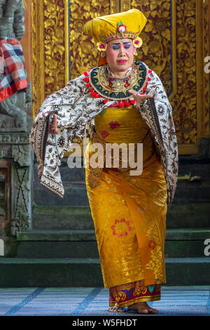 La femme balinaise exécuter une danse-théâtre a eu des histoires de l'épisodes de Barongan epic. Barongan est une créature semblable au lion dans la mythologie. Banque D'Images