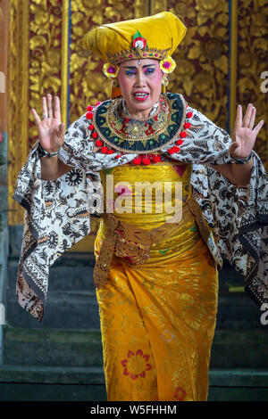 La femme balinaise exécuter une danse-théâtre a eu des histoires de l'épisodes de Barongan epic. Barongan est une créature semblable au lion dans la mythologie. Banque D'Images