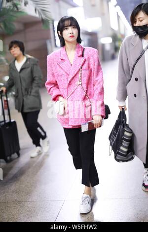 Chanteuse et actrice chinoise ou Chanson Chanson Victoria Qian arrive à une airpport à Shanghai, Chine, le 3 mars 2019. Banque D'Images