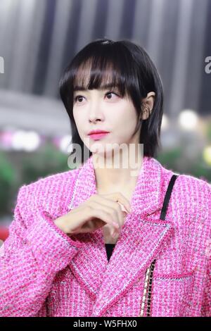 Chanteuse et actrice chinoise ou Chanson Chanson Victoria Qian arrive à une airpport à Shanghai, Chine, le 3 mars 2019. Banque D'Images