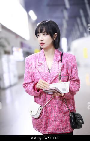 Chanteuse et actrice chinoise ou Chanson Chanson Victoria Qian arrive à une airpport à Shanghai, Chine, le 3 mars 2019. Banque D'Images
